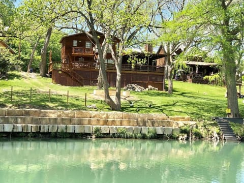 Little Ponderosa River Retreat- Luxury Guadalupe Riverfront Home! Chalet in Canyon Lake
