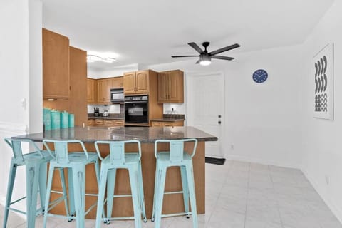 Tropical Home 2 Bedrooms with Pool, 8 minutes to the Ocean House in Hallandale Beach