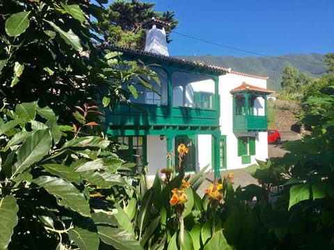 Spacious characterful villa with spectacular views in quiet rural setting. Villa in La Palma