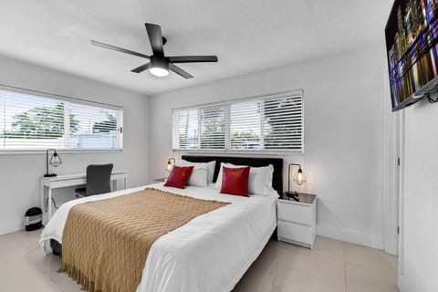 Vacation Home 3 Bedrooms, Private Pool and Pool Table House in Fort Lauderdale