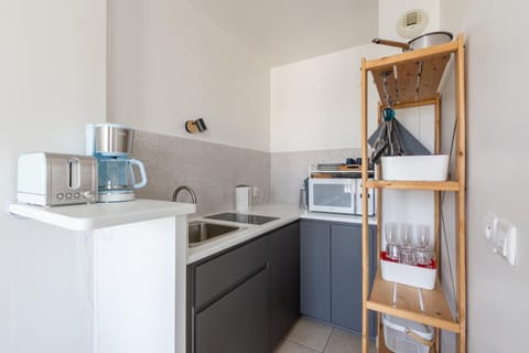 Kitchen or kitchenette, minibar, stove, toaster