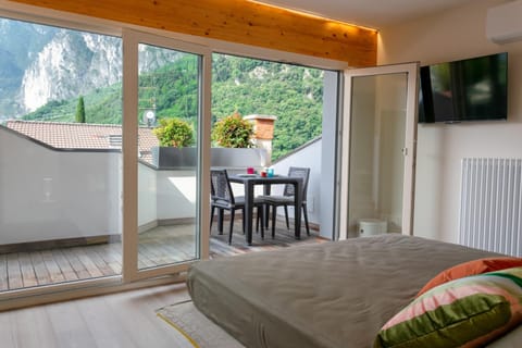 Bed, TV and multimedia, View (from property/room), Balcony/Terrace, Seating area, Bedroom, Mountain view