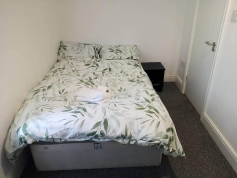 Ensuite double-bed (R4) close to Burnley city centre Bed and Breakfast in Burnley