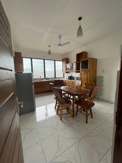 Big & confortable apartment for 6 - Center of Osu Condo in Accra