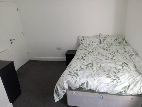 Ensuite Double-bed (G3) close to Burnley city centre Bed and Breakfast in Burnley
