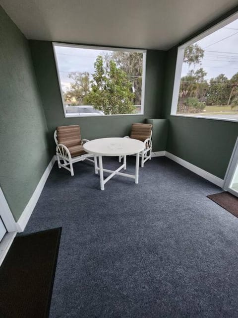Cute and Comfy with porch Condo in Lakeland