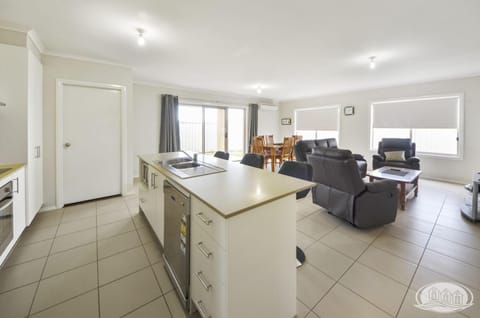 Kitchen or kitchenette, Living room, Seating area, Dining area, dishwasher, minibar, pet friendly, stove