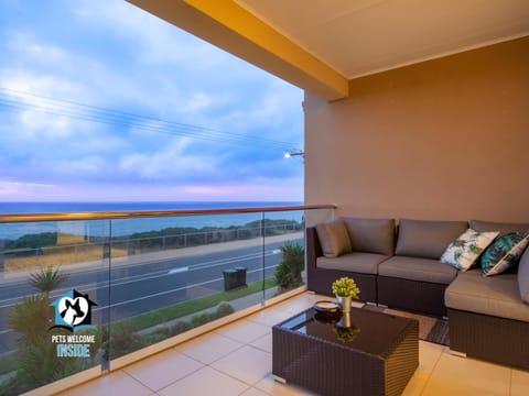 View (from property/room), Balcony/Terrace, Seating area, Beach, Sea view, Street view, Sunrise, Sunset