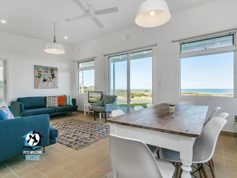 Cool Beach “Shack'' + Spectacular Views + Netflix House in Middleton