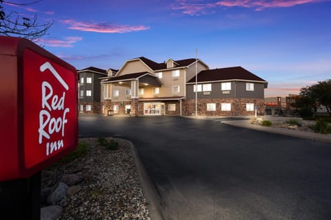 Red Roof Inn & Suites Omaha - Council Bluffs Motel in Council Bluffs