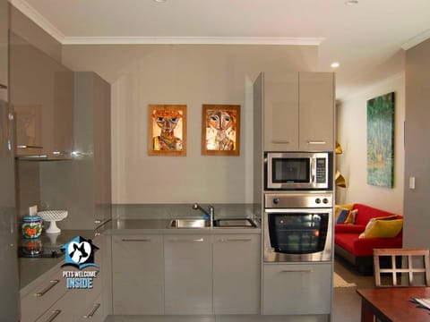 Decorative detail, Dining area, Communal kitchen, microwave, oven, stove, kitchen