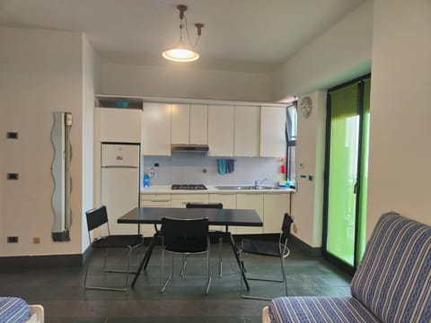 Kitchen or kitchenette, Dining area, stove