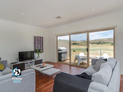 Contemporary Golf Course Frontage 3BR Haus in Normanville