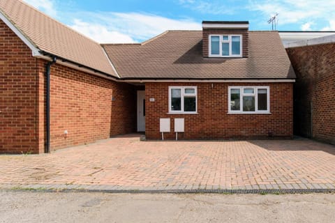 Oakside Lodge Uxbridge House in Uxbridge