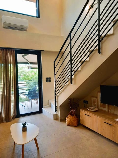 TV and multimedia, Balcony/Terrace, Seating area, air conditioner