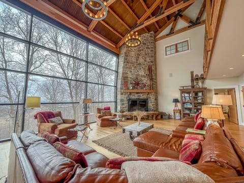 Stunning Luxury Ski-InSki-Out Home w Hot Tub Casa in Deep Creek Lake
