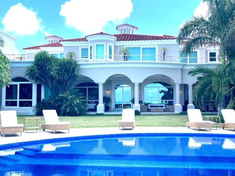 Luxury Beachfront Villa Bianca, Full Gym, Breakfast, acces to the beach Chalet in Cancun