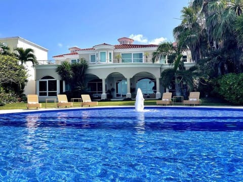 Luxury Beachfront Villa Bianca, Full Gym, Breakfast, acces to the beach Chalet in Cancun