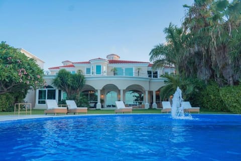 Luxury Beachfront Villa Bianca, Full Gym, Breakfast, acces to the beach Villa in Cancun