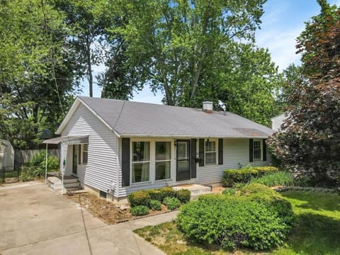 Housepitality - Electric Ave - 3 BDR and Hot Tub House in Westerville