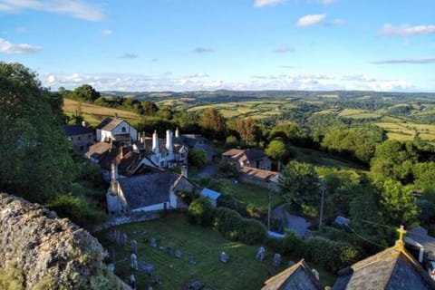 Historic Property with Stunning Views (Walk to the pub) House in Bovey Tracey
