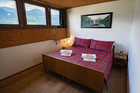 Bed, Photo of the whole room, Bedroom, Mountain view, towels