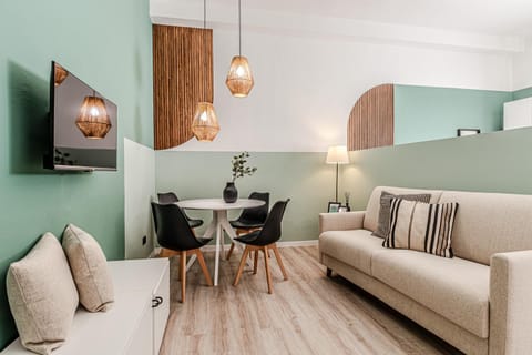 Communal lounge/ TV room, TV and multimedia, Living room, Seating area, Dining area