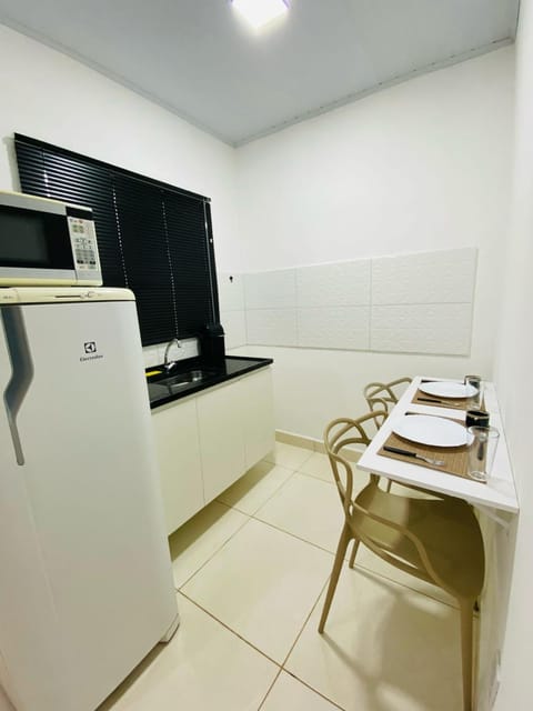 Kitchen or kitchenette, minibar, oven