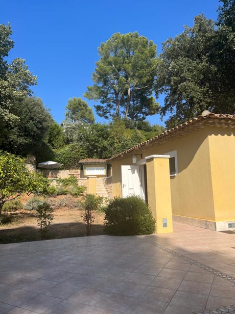 Cote d'Azur Villa mit Haupt und Nebenhaus, Pool und Poolküche Villa in Saint Paul de Vence