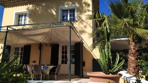 Cote d'Azur Villa mit Haupt und Nebenhaus, Pool und Poolküche Villa in Saint Paul de Vence