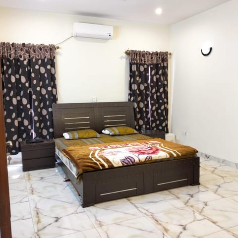 Bed, Photo of the whole room, Bedroom, air conditioner