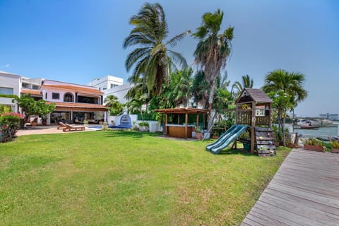 Amazing luxury villa, gorgeous lagoon view & pool Villa in Cancun