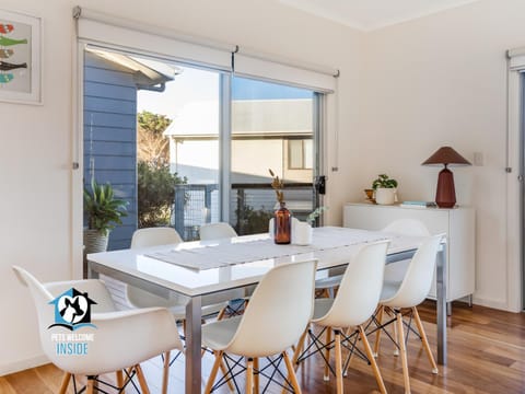 Coastal Style Pavilion House, Sea Views, Big Decks - one street from beach-Duney House in Middleton