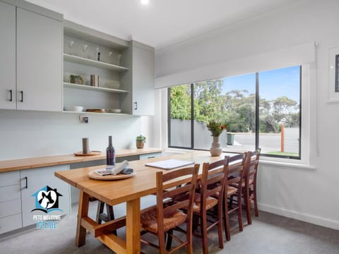 Just Renovated in the Heart of Pt Elliot Haus in Port Elliot