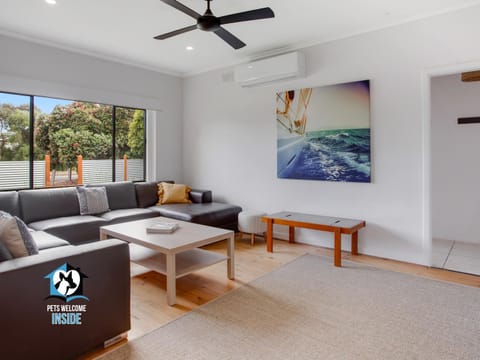 Just Renovated in the Heart of Pt Elliot Haus in Port Elliot