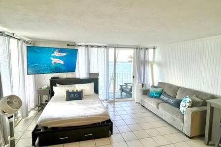 Amazing Beachfront Condo with AC Maison in Punaluu