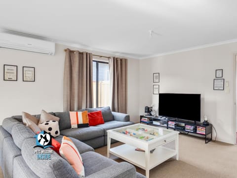 Communal lounge/ TV room, TV and multimedia, Living room, Decorative detail, Seating area, Entertainment, Family, air conditioner, air conditioner