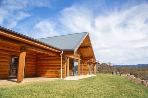 The Log House - Jindabyne Country House in Jindabyne