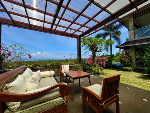 Patio, Day, Natural landscape, Garden, Dining area, Garden view