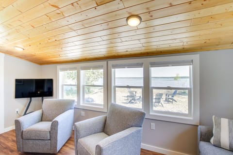 Baileys Harbor Waterfront Vacation Rental with Grill House in Door County