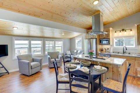 Baileys Harbor Waterfront Vacation Rental with Grill House in Door County