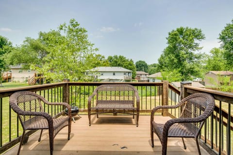 Cozy Missouri Retreat with Deck and Grill, Near Hiking House in Lees Summit