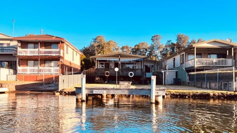 The Anchorage- A waterfront 70’s retreat House in Cooranbong