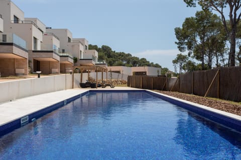 Property building, Day, Pool view, Swimming pool, sunbed