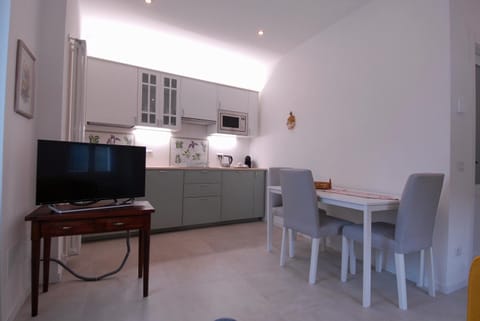 TV and multimedia, Coffee/tea facilities, Kitchen or kitchenette, Dining area, dishwasher, minibar, pet friendly, stove