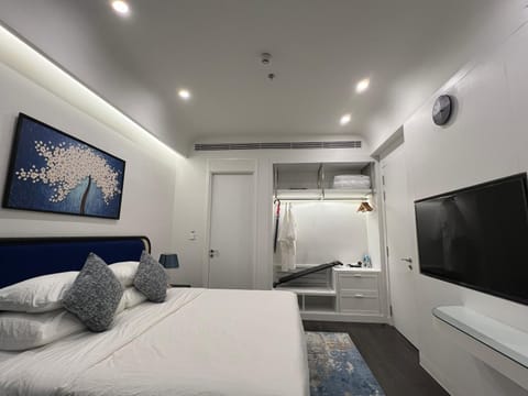 Bed, TV and multimedia, Photo of the whole room, Bedroom