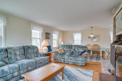 Chatham Home Rental with Sunroom Walk to Beach! Maison in Harwich