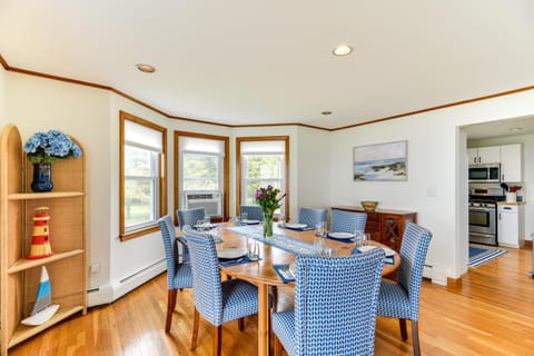 Waterfront Massachusetts Vacation Rental with Deck House in Westport