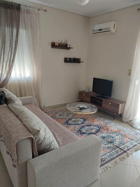 Communal lounge/ TV room, TV and multimedia, Living room, Seating area, air conditioner