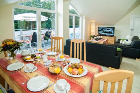 Living room, Decorative detail, Dining area